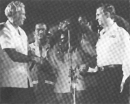 Abb. 11: Bob Marley (Mitte) mit Edward Seaga (rechts, JLP) und Michael Manley (ganz links, PNP) beim OLPC am 22. April 1978.