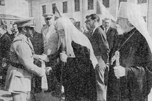 Abb. 32: Der russische Patriarch Alexij und Metropolit Nikolaj bei der Begrüßung Haile Selassies am  Vnukovo Airport, Moskau, 11. Juli 1959